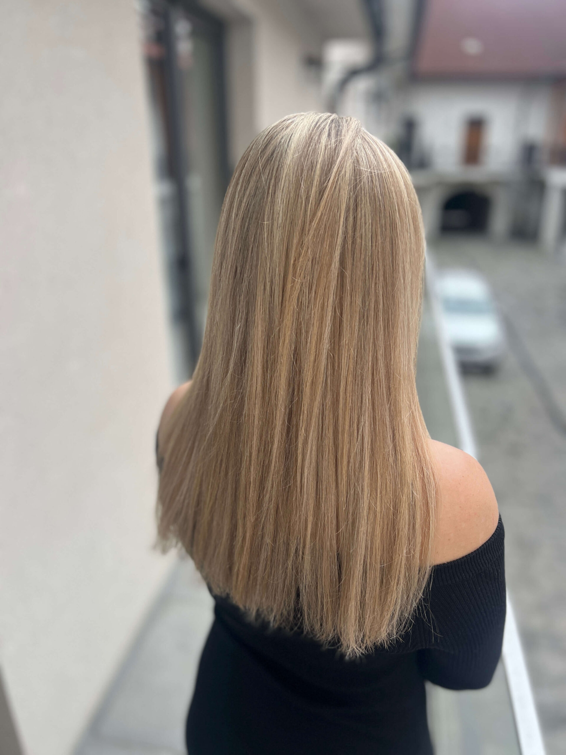 žena s dlhymi blond vlasmi Beauty Studio by VS