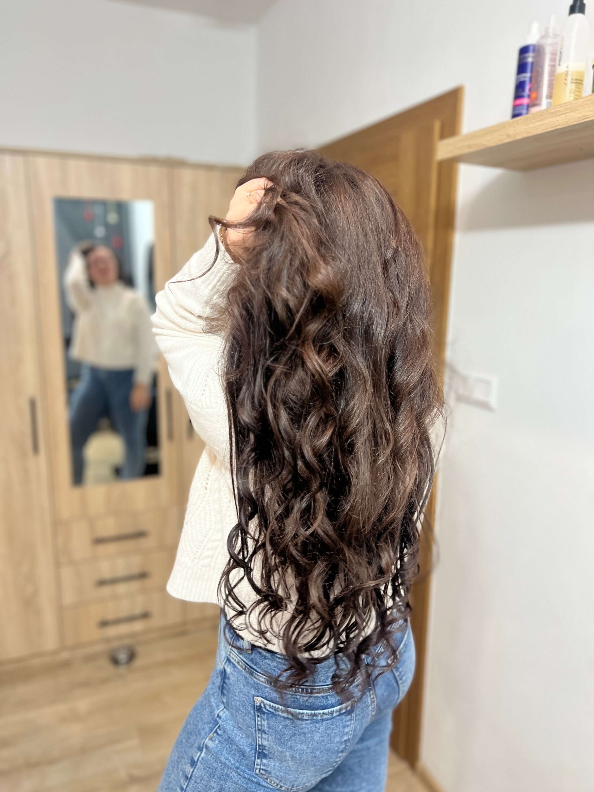 žena s dlhymi kučeravymi vlasmi Beauty Studio by VS